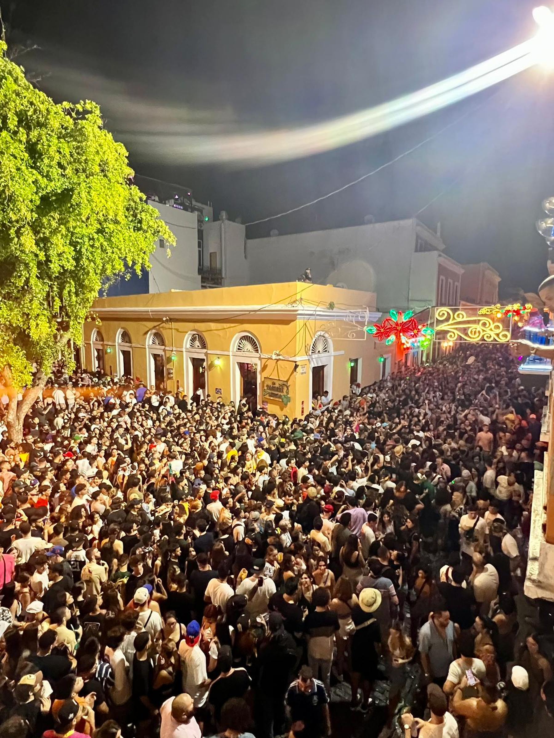La Calle San Sebastián repleta durante las Fiestas de la SanSe, con Lúpulo en el medio